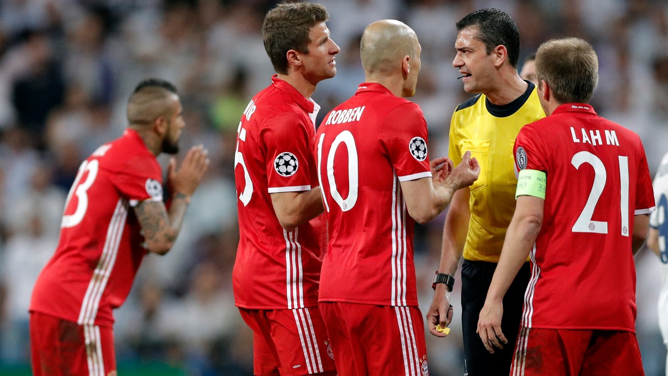 Maďarský rozhodca Kassai včera spravil niekoľko chýb na oboch stranách. Viac zrejme poškodil Bavorov. 