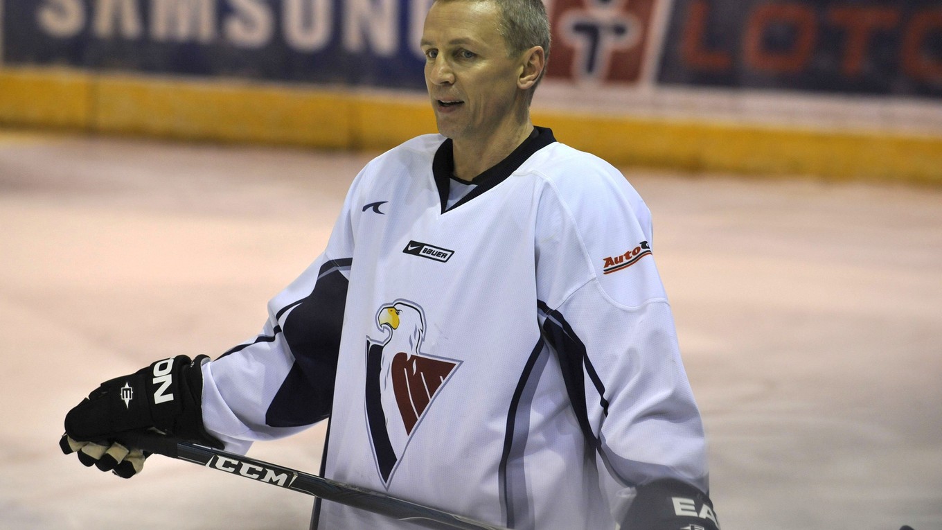 V roku 2009 si Igor Larionov zatrénoval aj s hokejistami Slovana Bratislava.