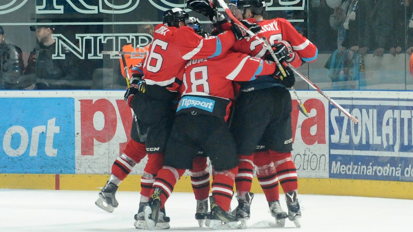 Hokejisti Banskej Bystrice sa tešili v Nitre z víťazstva.