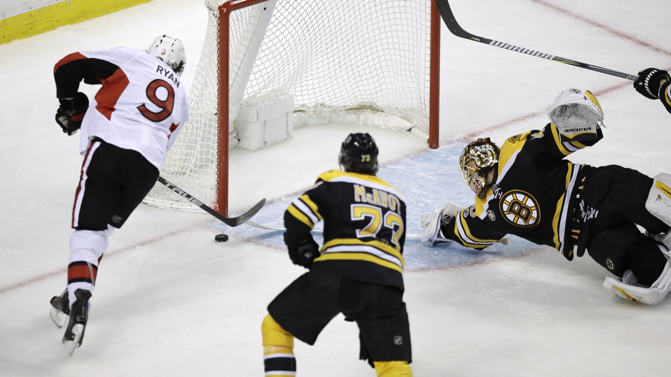 Bobby Ryan strieľa jediný gól zápasu.