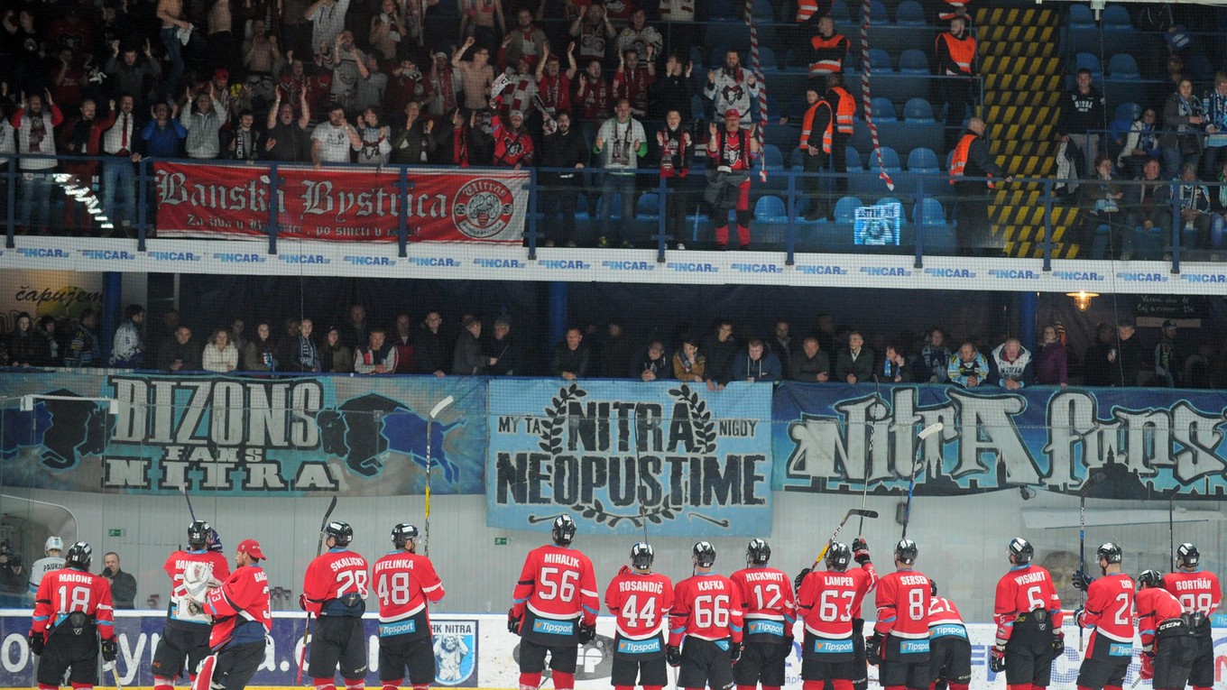 Hráči HC´05 Banská Bystrica (dole) po skončení štvrtého zápasu finále play-off Tipsport ligy medzi HK Nitra – HC´05 Banská Bystrica. 
