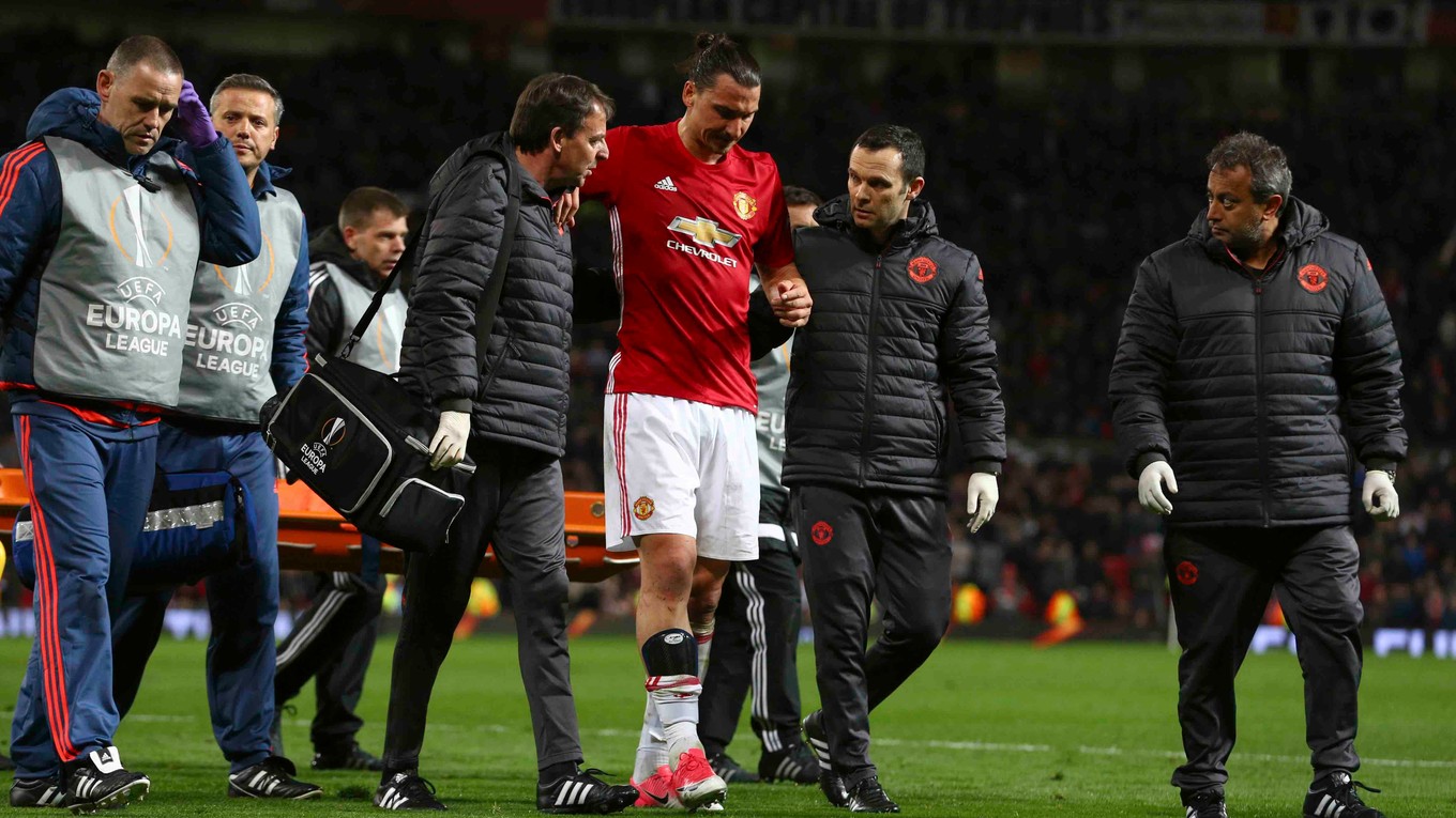 Zlatan odišiel z ihriska s lekármi. Možno poslednýkrát v drese United.