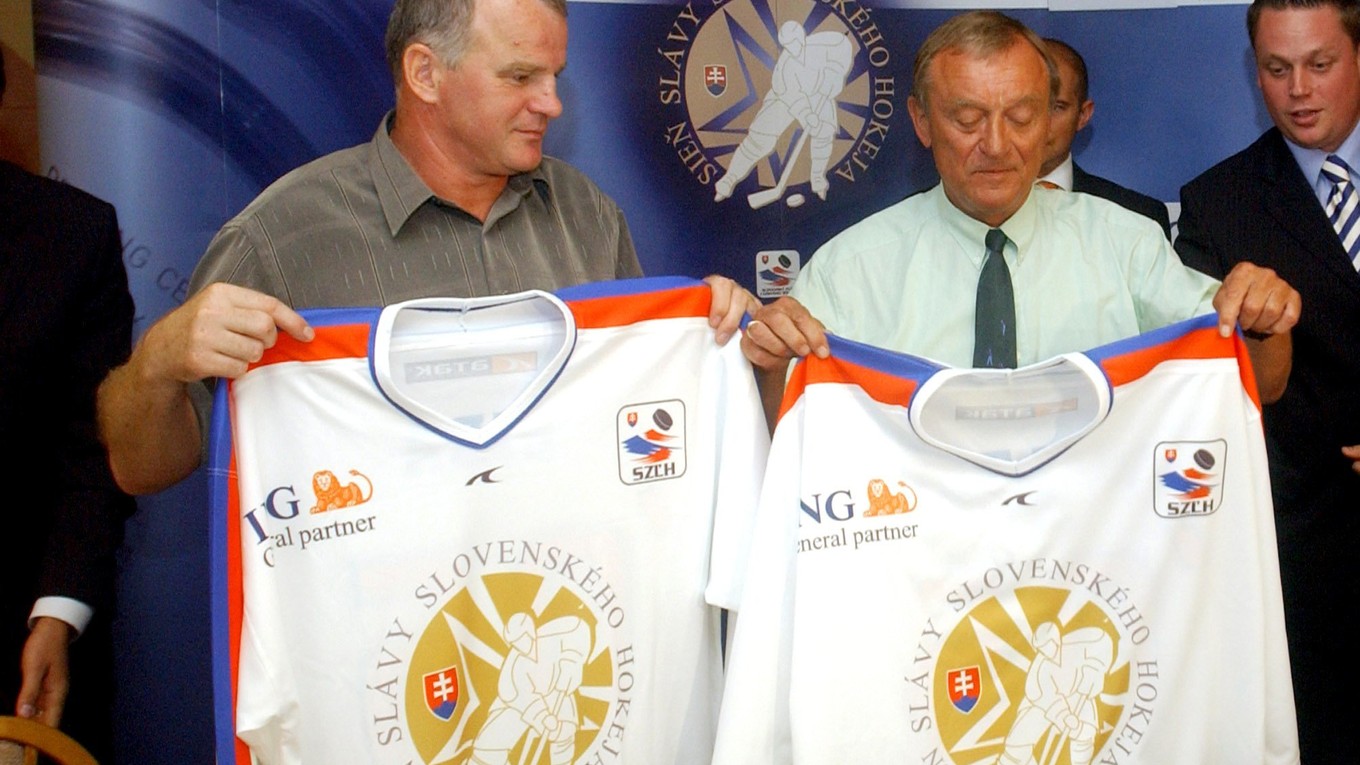 Na snímke zľava Igor Liba a Jaroslav Walter, členovia Siene slávy slovenského hokeja.