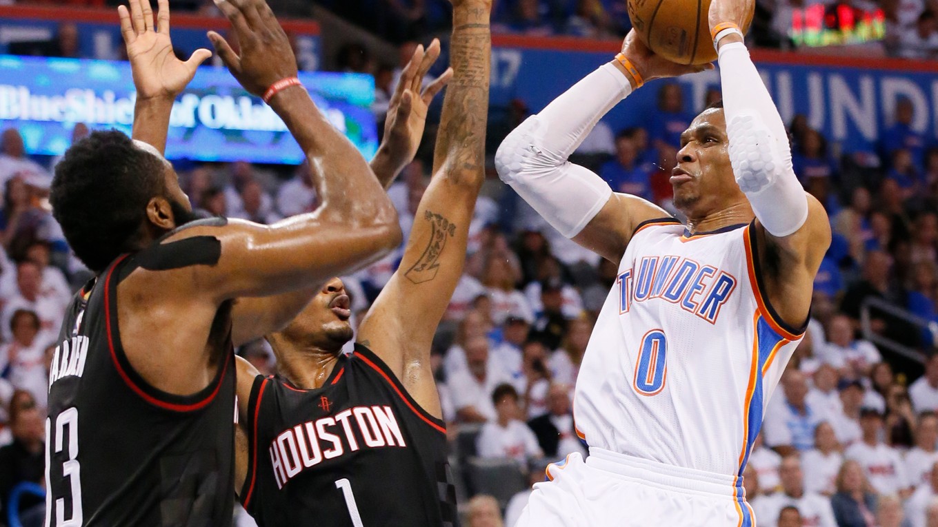 Russell Westbrook (vpravo) strieľa na kôš v treťom zápase série play-off proti Houstonu.