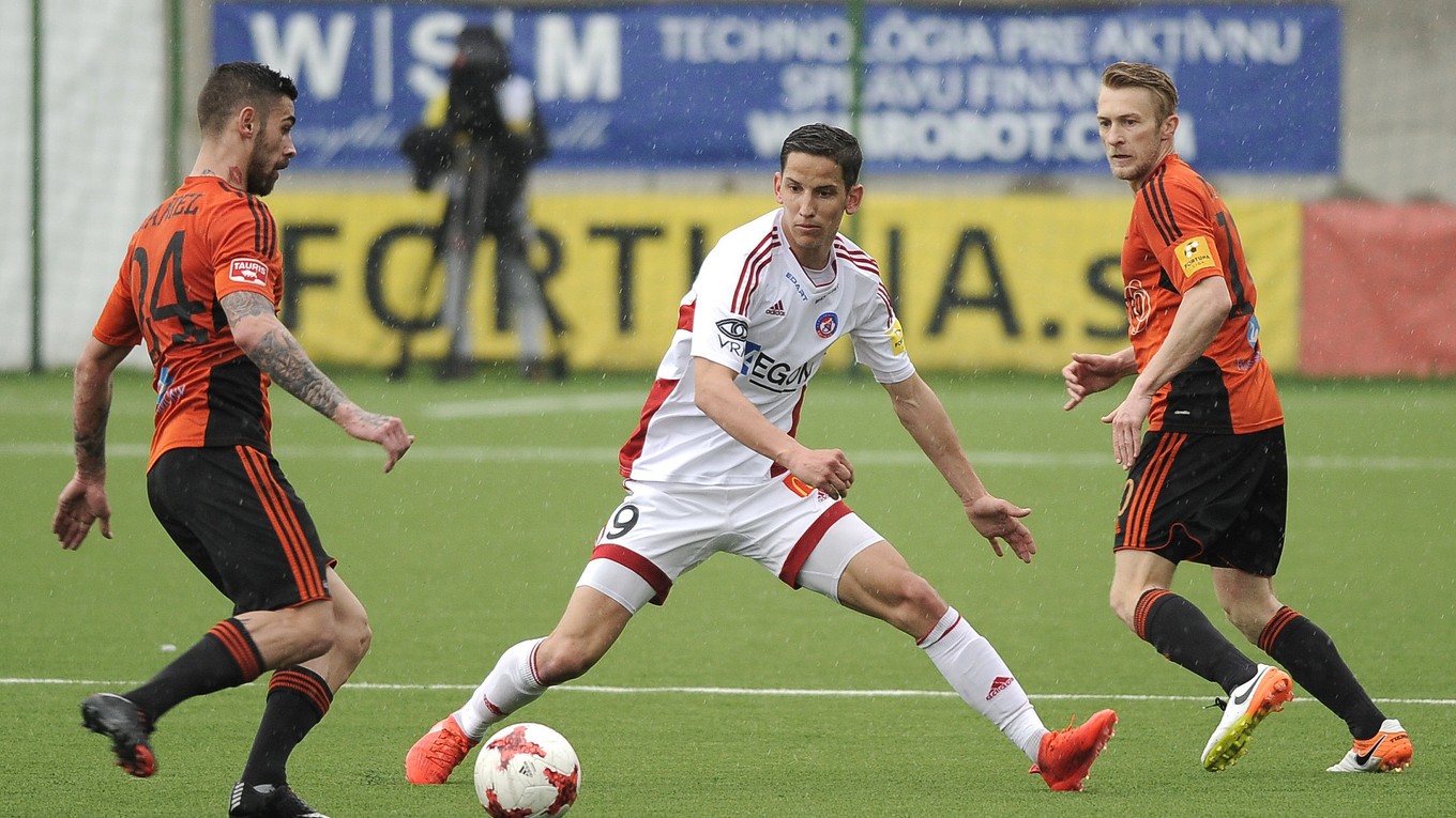 Zľava: Erik Daniel z MFK Ružomberok, Jakub Paur z AS Trenčín a Martin Nagy z MFK Ružomberok v zápase medzi AS Trenčín - MFK Ružomberok.