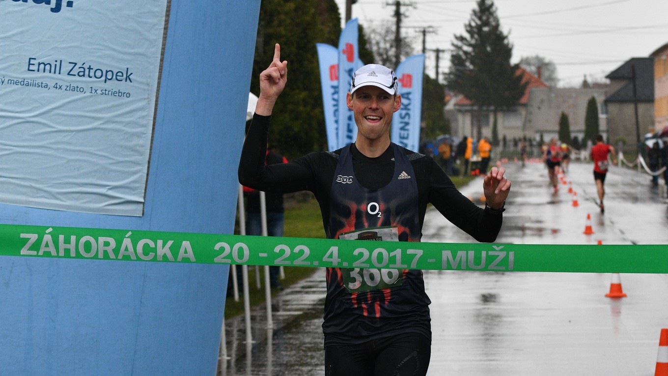 Atlét Matej Tóth v cieli pretekov 48. ročníka Záhoráckej dvadsiatky a M-SR v chôdzi mužov na 20 km.