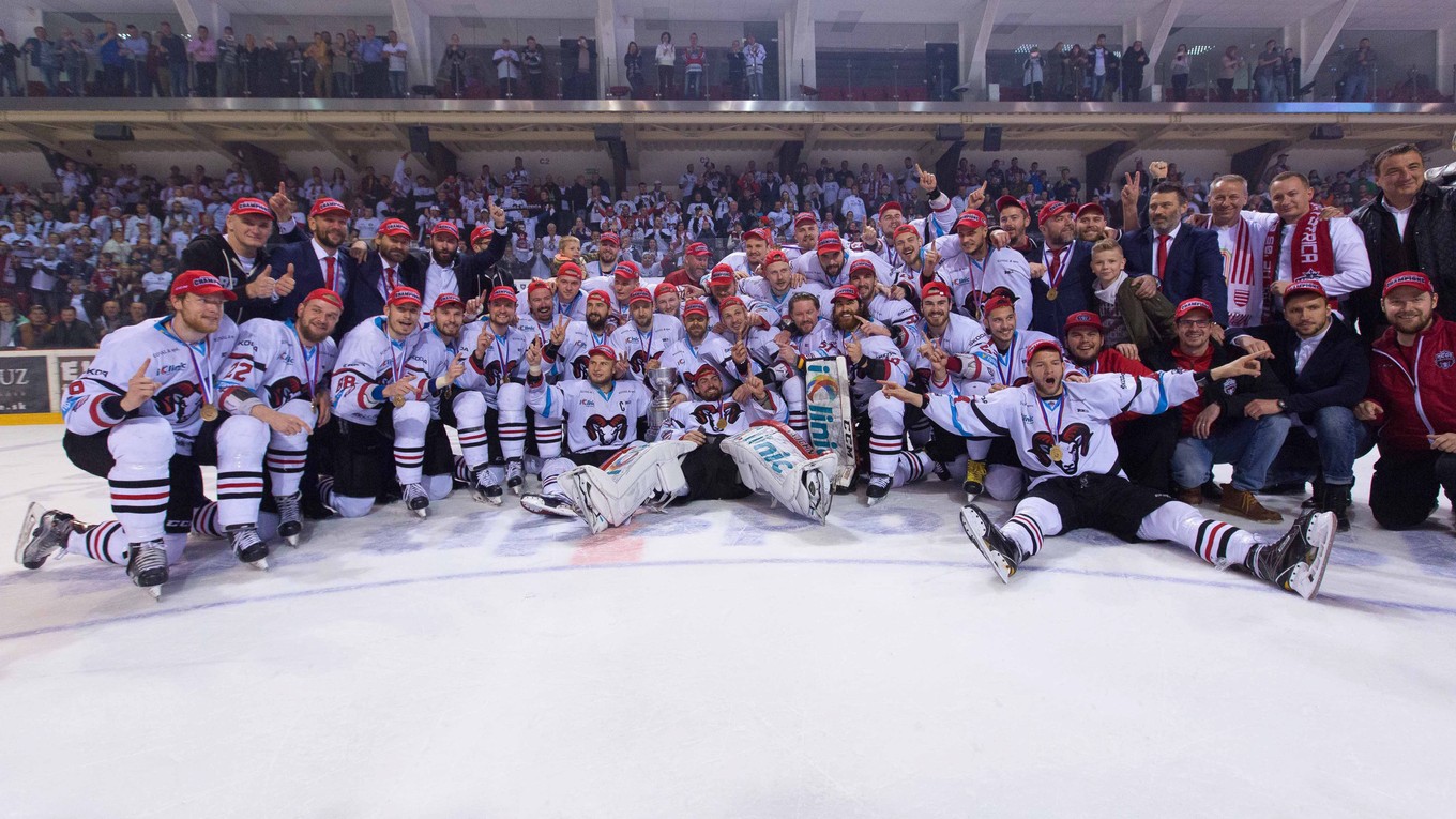 Hokejisti HC '05 iClinic Banskej Bystrice sa stali majstrami Slovenska v sezóne 2016/2017.