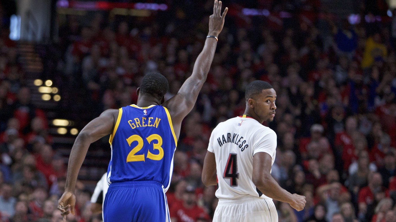 Hráč Golden State Draymond Green (vľavo) sa teší po tom, ako v zápase v Portlande trafil kôš za tri body.