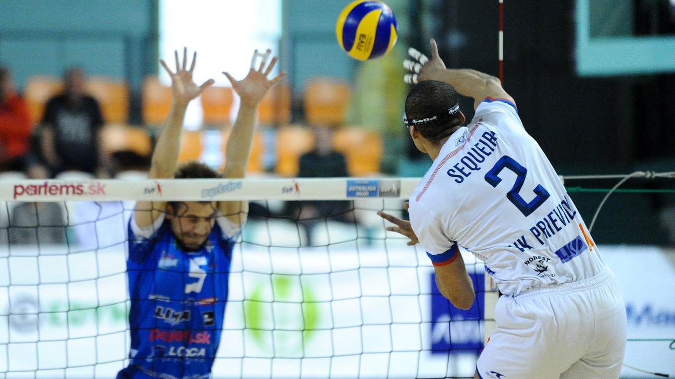 Na snímke z druhého zápasu série Valdir Sequeira (vpravo) z Prievidze smečuje v súboji proti Nitre.