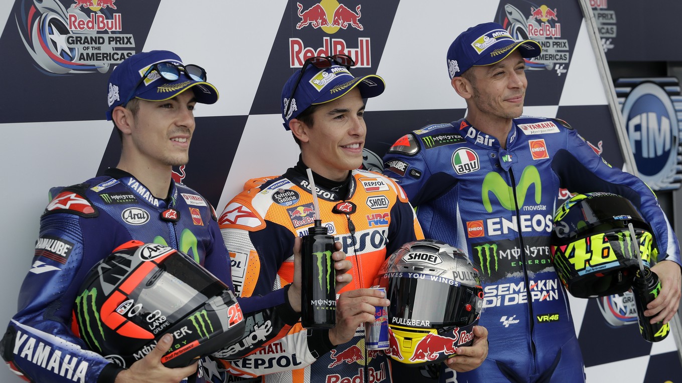 Traja najlepší z kvalifikácie - vľavo druhý Maverick Viňales, držiteľ pole position Marc Márquez a Valentino Rossi.