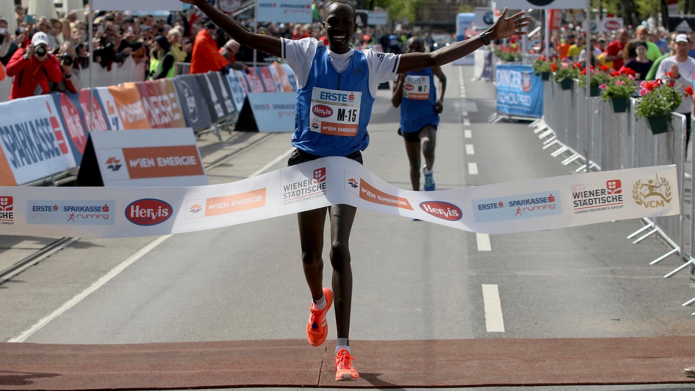 Albert Korir prechádza cieľom Viedenského maratónu na prvom mieste.