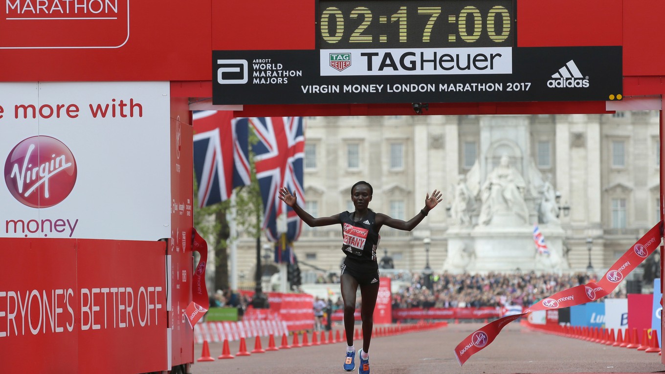 Mary Keitanyová prechádza cieľom Londýnskeho maratónu v novom svetovom rekorde.