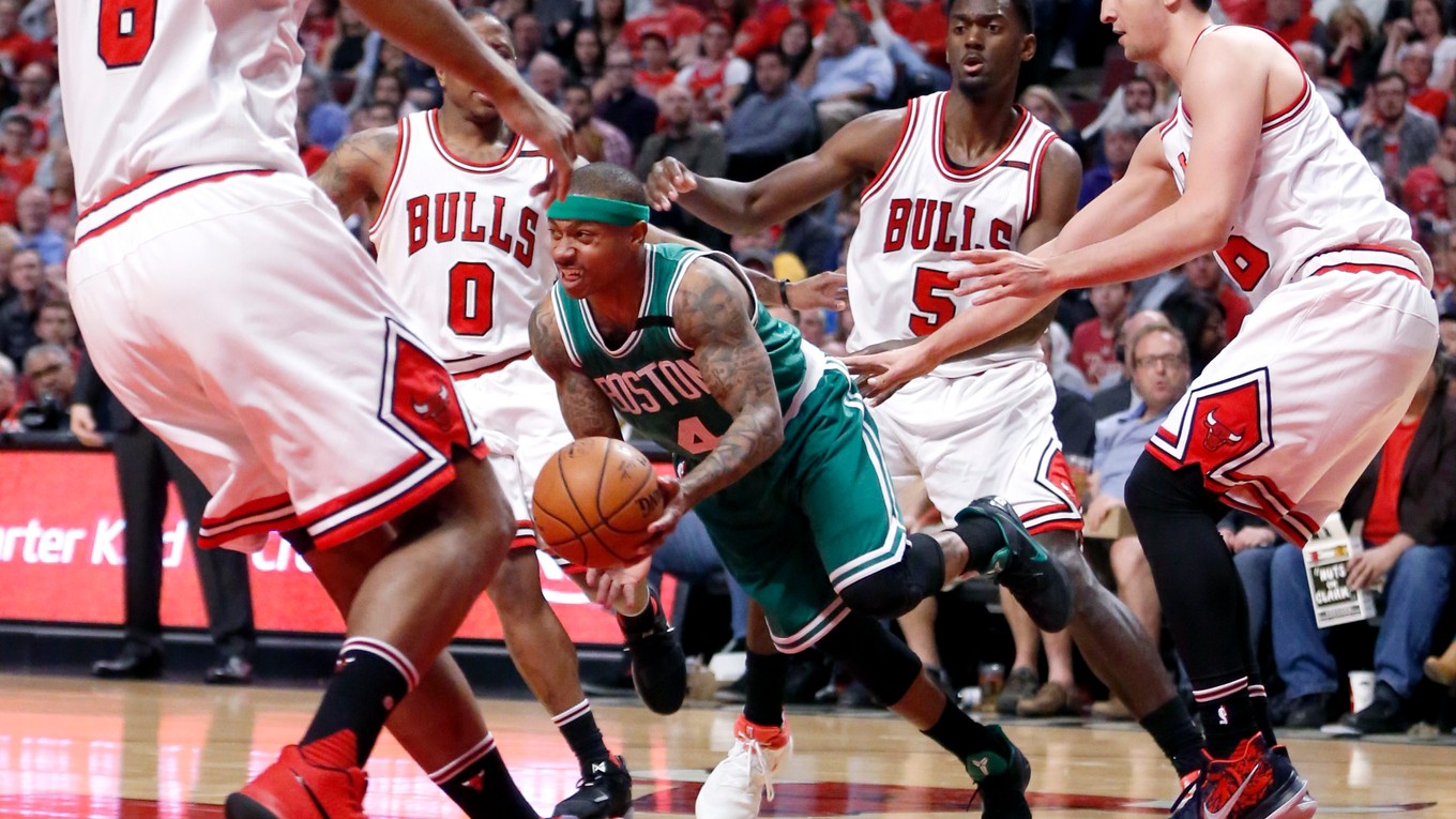 Isaiah Thomas (v strede).