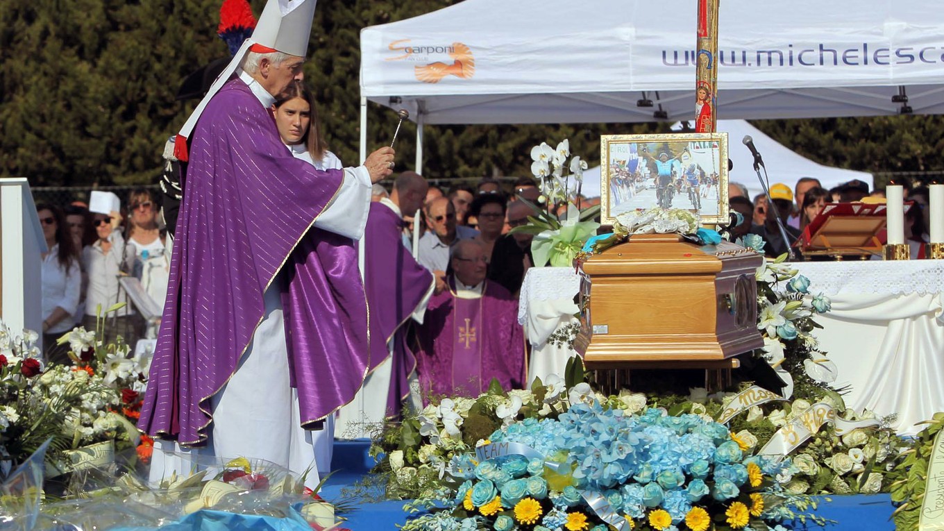 Pohreb talianskeho cyklistu Scarponiho.