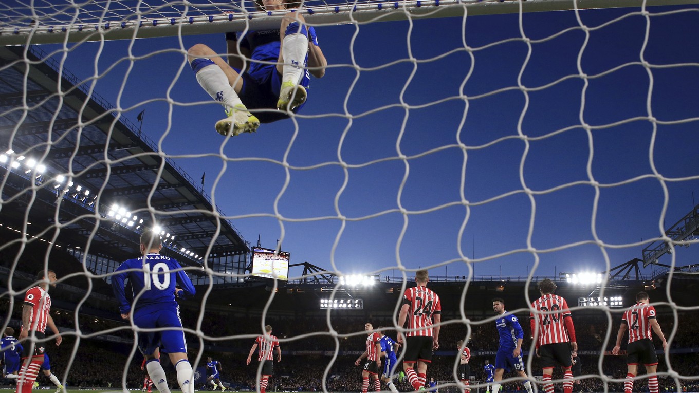Futbalisti londýnskej Chelsea sa priblížili k zisku majstrovského titulu. V 33. kole anglickej Premier League zdolali FC Southampton 4:2 a zvýšili svoj náskok pred Tottenhamom Hotspur na sedem bodov.
