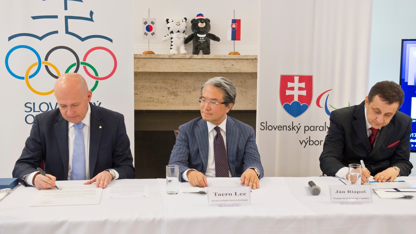 Na snímke prezident Slovenského olympijského výboru (SOV) Anton Siekel (vľavo) a predseda Slovenského paralympijského výboru (SPV) Ján Riapoš (vpravo) podpisujú v prítomnosti veľvyslanca Kórejskej republiky na Slovensku Taera Leea (upúrostred) slovenské prihlášky na XXIII. zimné olympijské hry a XII. zimné paralympijské hry v priestoroch rezidencie veľvyslanca Kórejskej republiky na Slovensku v Bratislave.