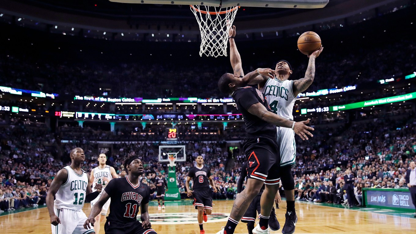 Basketbalisti Bostonu vo štvrťfinálovej sérii play-off NBA prvý raz vedú nad Chicagom.