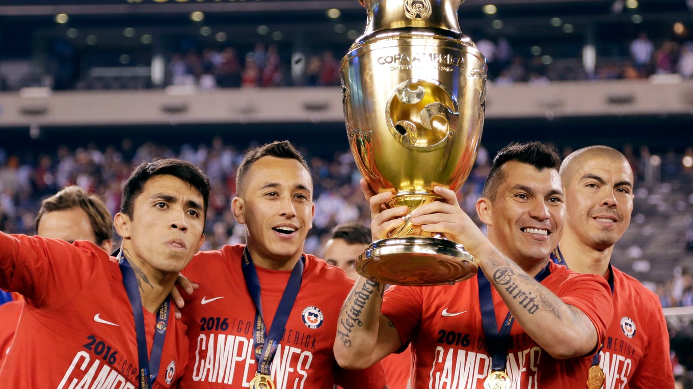 Na snímke čílsky futbalista Edson Puch drží pohárovú trofej po víťazstve vo finále 45. ročníka Copa America Argentína - Čile (0:0, 2:4 po rozstrele zo značky 11 m).