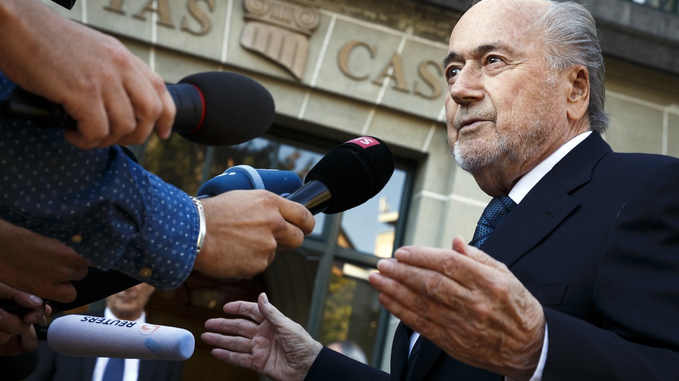 Vypočúvali aj bývalého šéfa svetového futbalu Seppa Blattera.