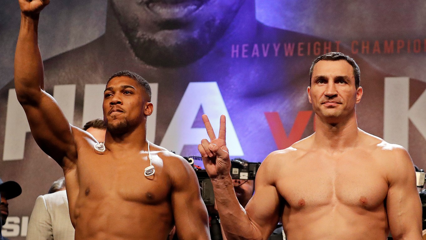 Britský boxer Anthony Joshua (vľavo) a Ukrajinec Vladimir Kličko počas váženia pred zápasom v Londýne.