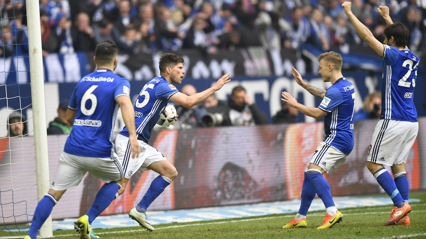 Futbalisti Schalke 04 Gelsenkirchen zvíťazili na ihrisku Bayeru Leverkusen 4:1.