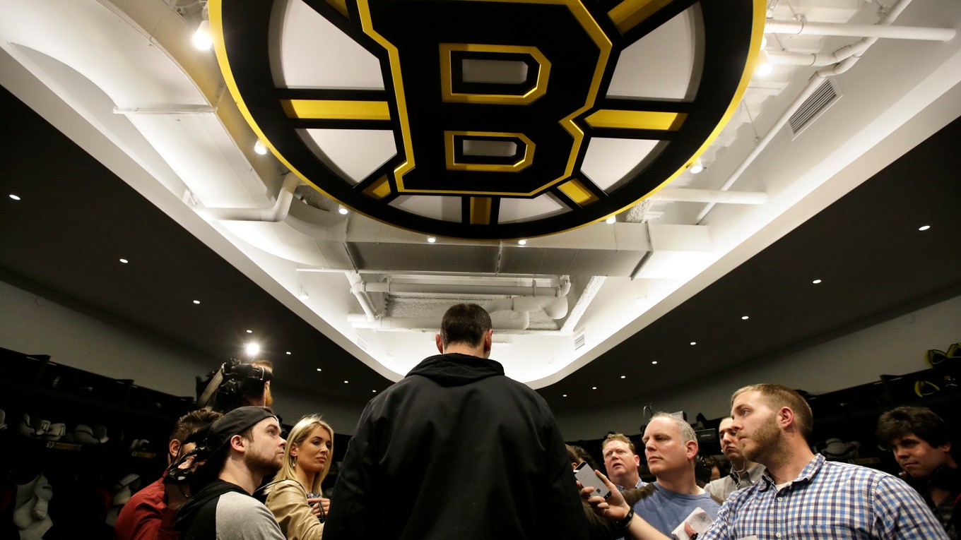 Slovenský obranca Zdeno Chára (uprostred) z Bostonu Bruins odpovedá na otázky novinárov.