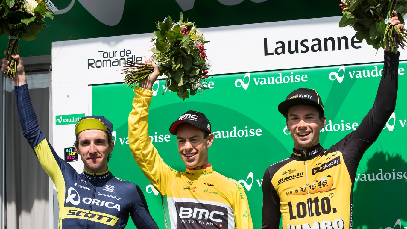 Zľava Simon Yates, Richie Porte a Primož Roglič.