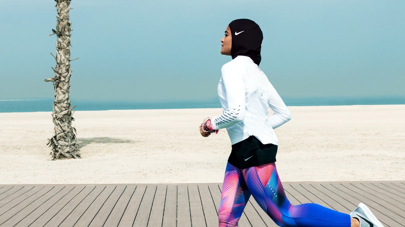Na nedatovanej snímke Manal Rostomová má na hlave šatku hidžáb značky Nike. Americký výrobca športového oblečenia Nike v utorok 7. marca 2017 predstavil šatku hidžáb pre moslimské športovkyne. Pokrývku hlavy nazvanú Nike Pro Hijab vyvíjala firma rok v spolupráci so športovkyňami.