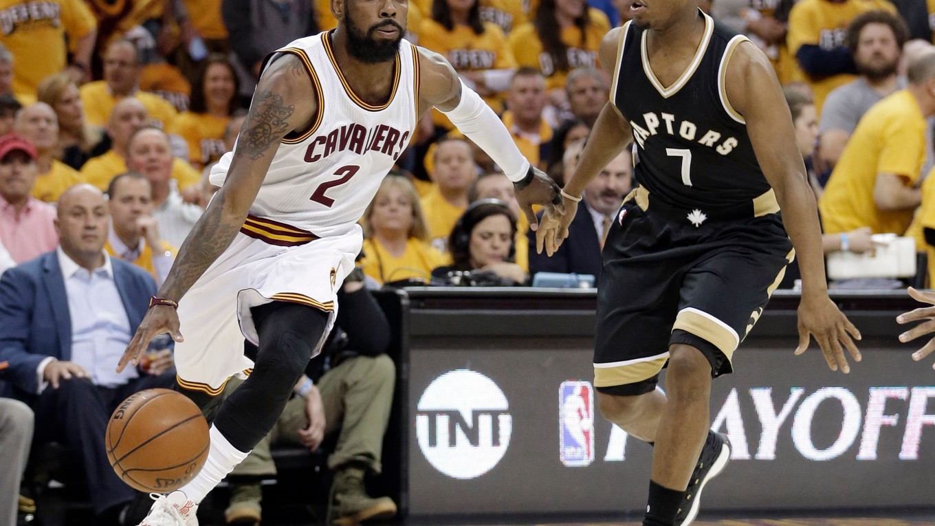 Rozohrávač Toronta Raptors Kyle Lowry (vpravo) vynechal pre vyvrtnutý ľavý členok štvrtkový tréning tímu.