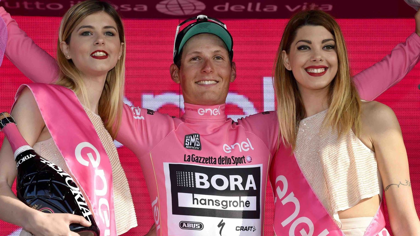 Rakúsky tímový kolega Petra Sagana sa prekvapivo obliekol do ružového dresu.