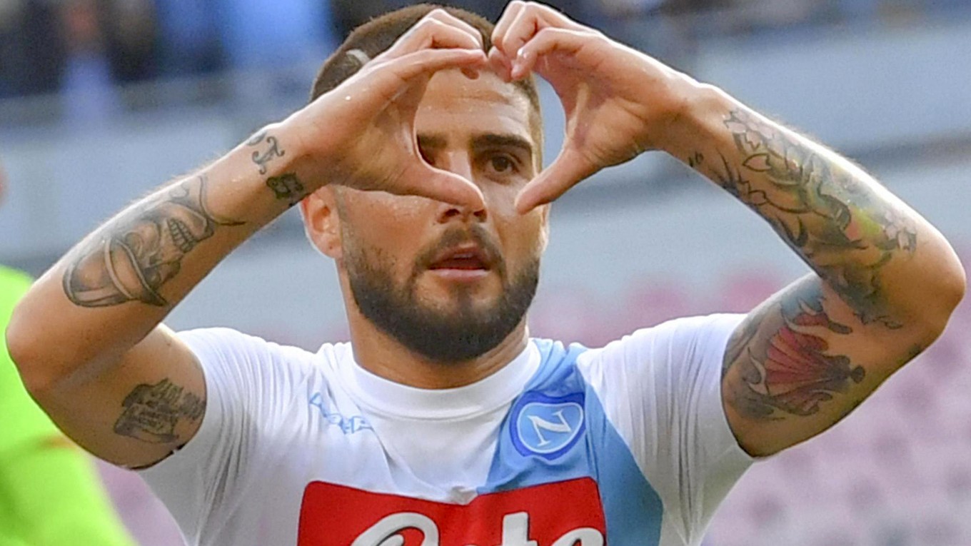 Hráč Neapola Lorenzo Insigne sa teší z gólu do siete Cagliari.