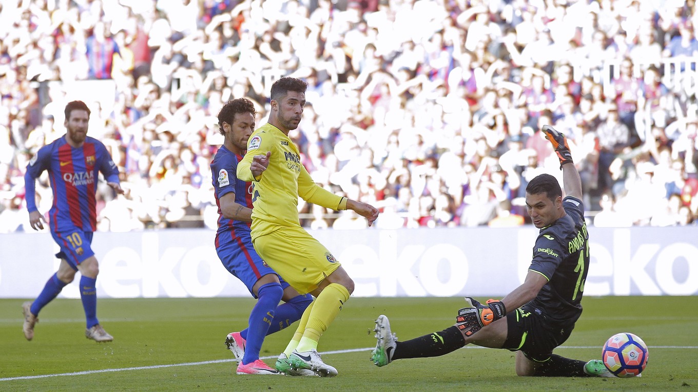 Neymar (druhý zľava) strieľa gól do siete Villarrealu.