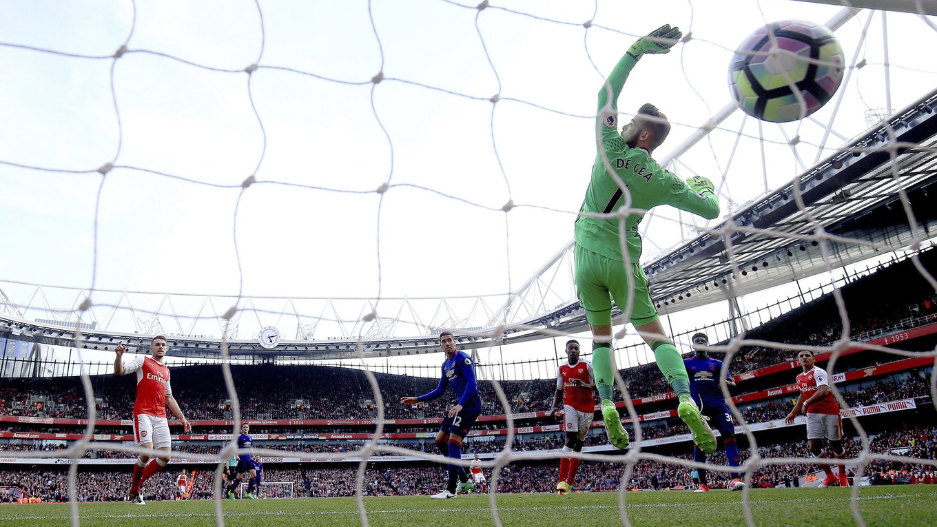 Danny Welbeck (štvrtý sprava) strieľa gól do siete Manchesteru United.