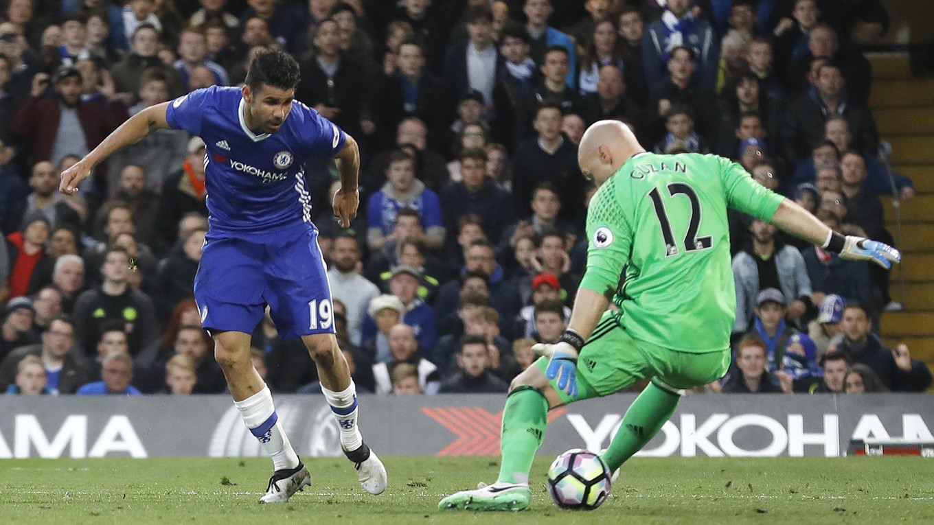 Diego Costa z Chelsea strieľa gól na 1:0, ktorý bol zároveň rozhodujúcim presným zásahom.