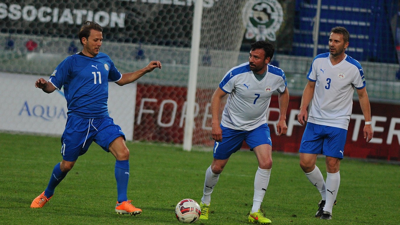 V drese Španielska sa predstaví aj Gaizka Mendieta (vľavo), ktorý už na Slovensku nastúpil v roku 2015 v zápase legiend Premier League s hráčmi Česka a Slovenska.