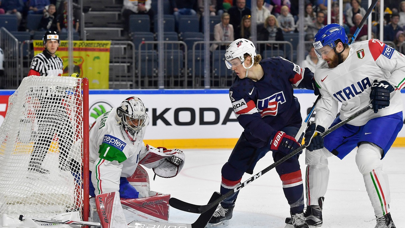 Dylan Larkin (uprostred) sa v USA učí aj od slovenských hviezd.