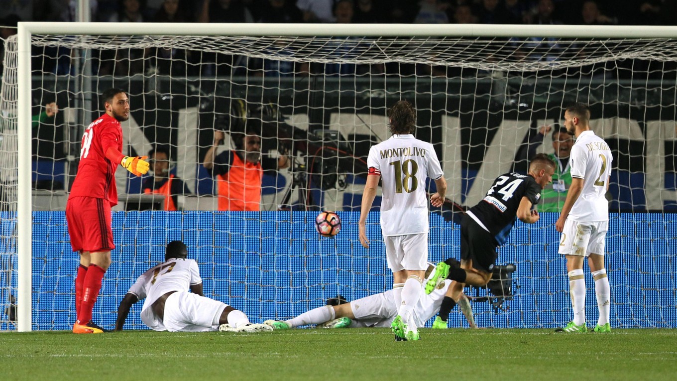 Andrea Conti (druhý sprava) strieľa prvý gól v stretnutí medzi Atalantou a AC Milánom.