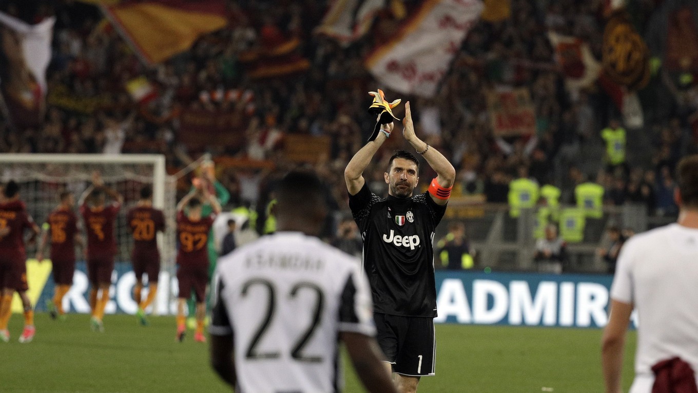 Brankár turínskeho Juventusu Gianluigi Buffon ďakuje fanúšikom za podporu.