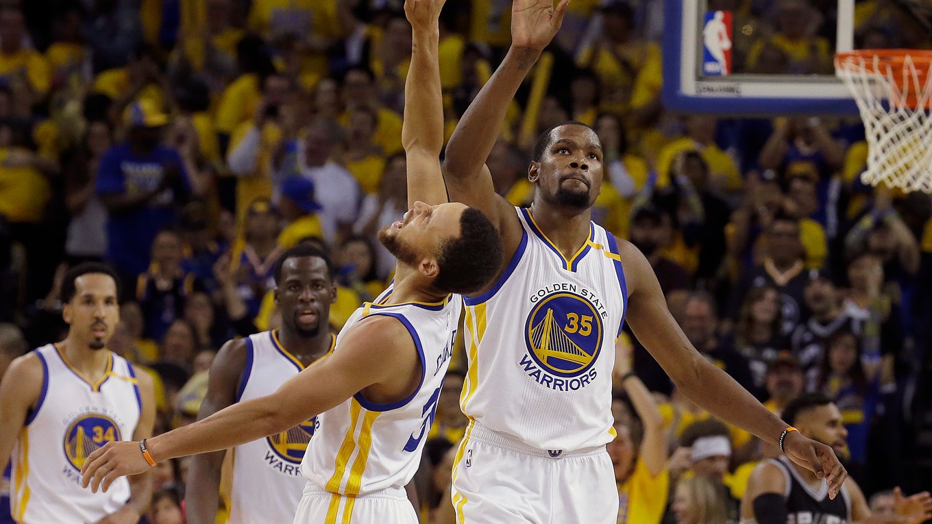 Hráči Golden State Warriors Stephen Curry (vľavo) a Kevin Durant (35) nastrieľali v zápase 74 bodov.