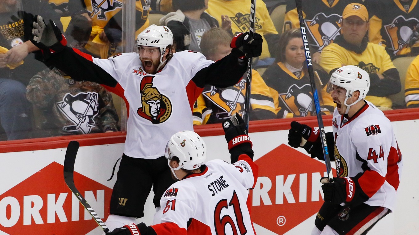 Hokejista Ottawy Senators Bobby Ryan (vľavo) sa teší so spoluhráčmi po strelení víťazného gólu v predĺžení úvodného súboja finále play off Východnej konferencie NHL.