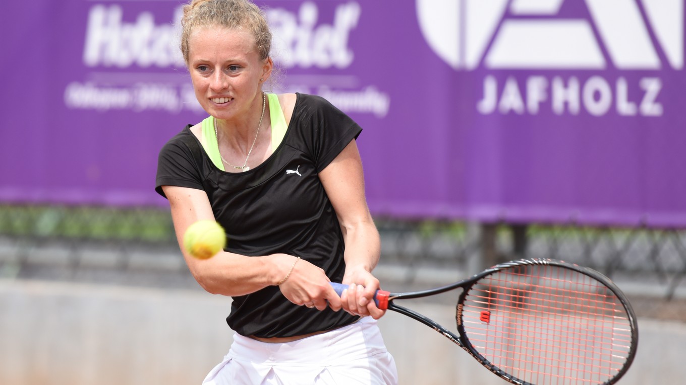 Na snímke slovenská tenistka Laura Svatíková vo finálovom zápase kvalifikácie ženskej dvojhry proti Češke Monike Kilnárovej.
