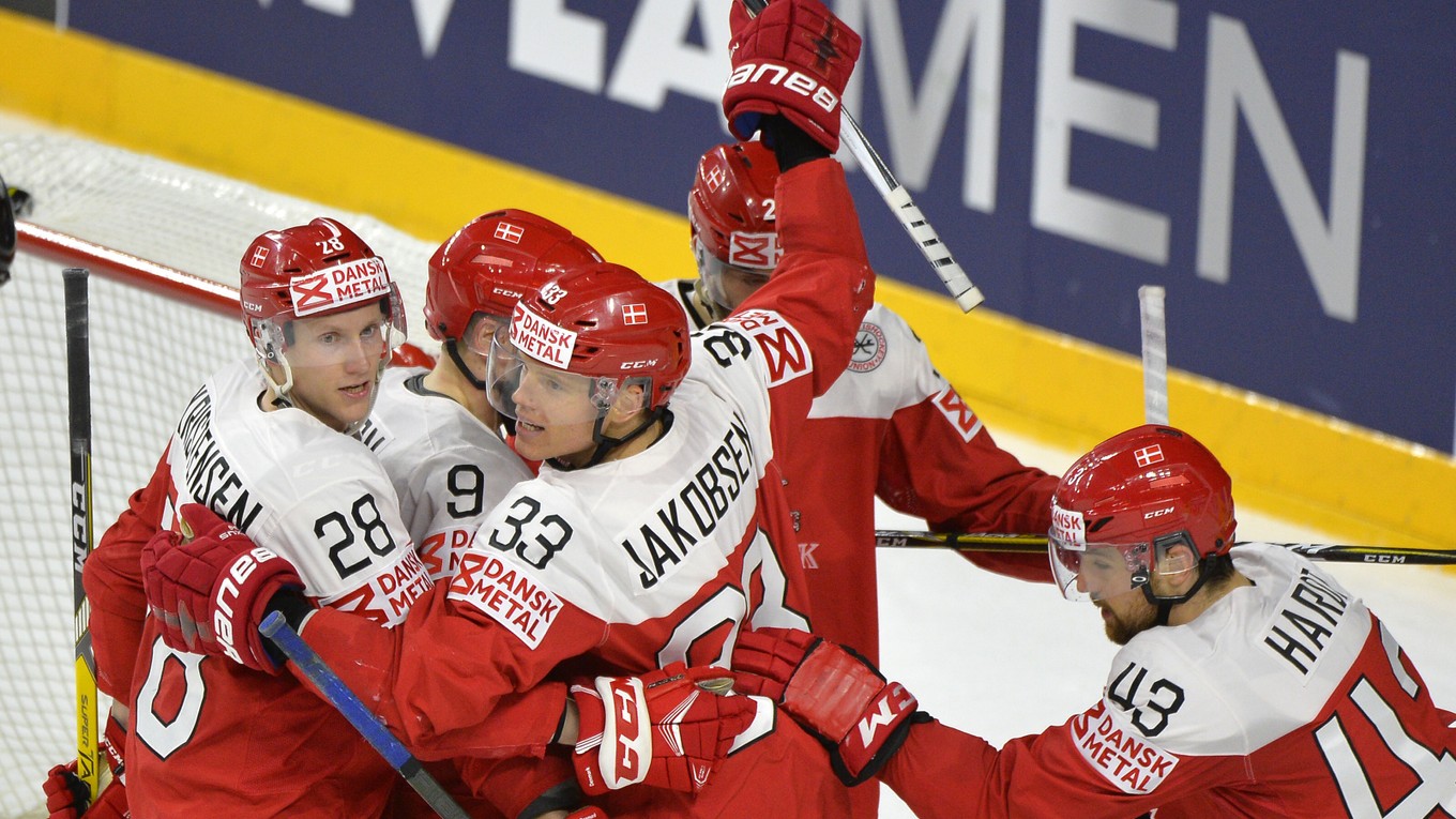 Hokejisti Dánska sa tešia po góle Nichlasa Hardta do siete Talianska.