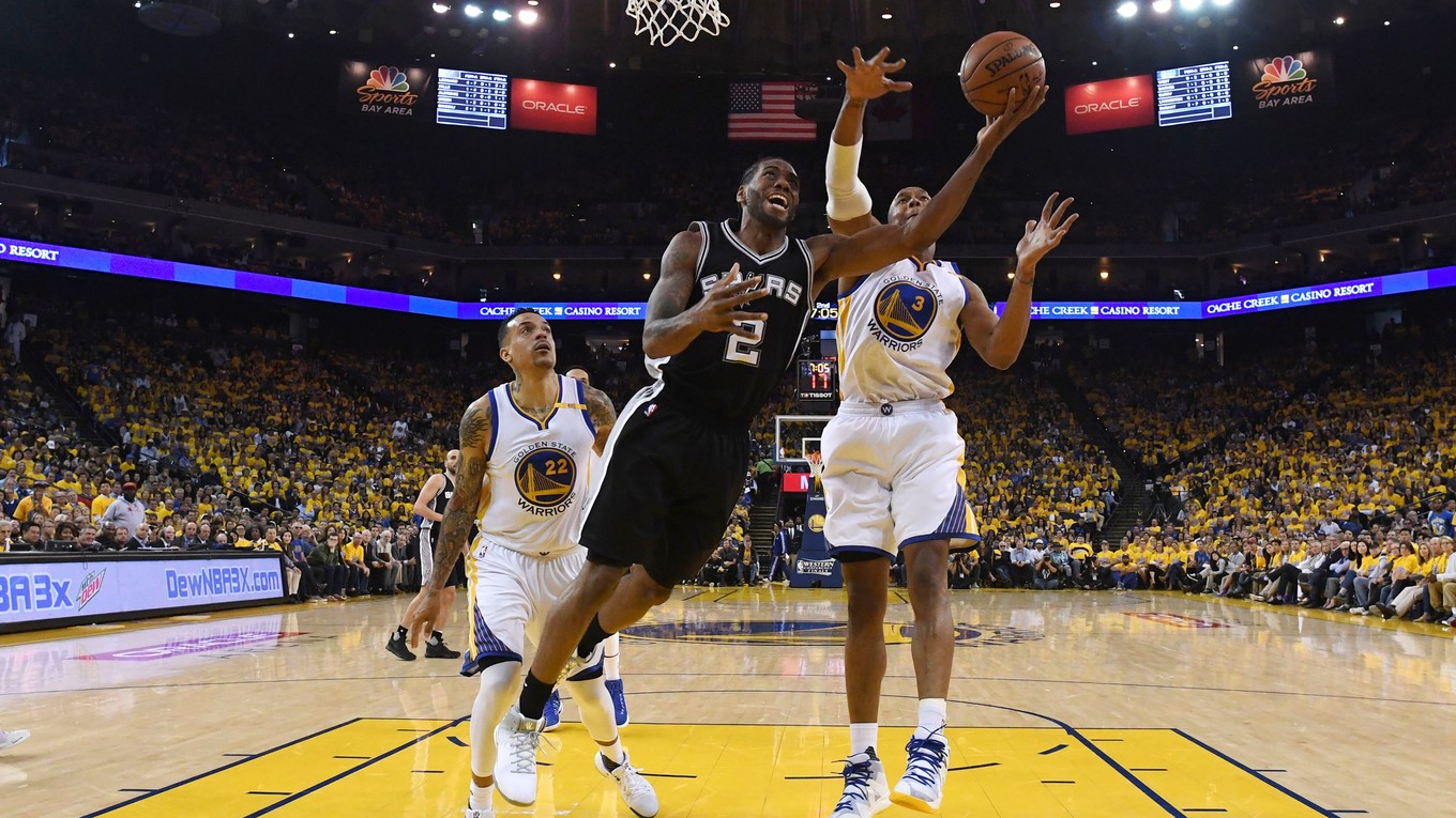Na snímke uprostred hráč Spurs Kawhi Leonard strieľa na kôš v prvom zápase finále Západnej konferencie play off basketbalovej NBA.