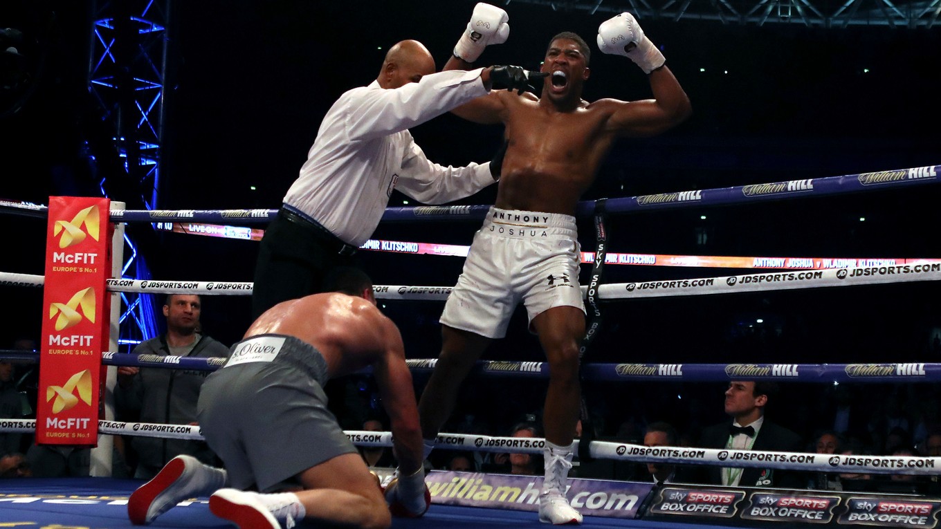 V aprílovom zápase poslal Anthony Joshua (vpravo) Vladimira Klička k zemi.