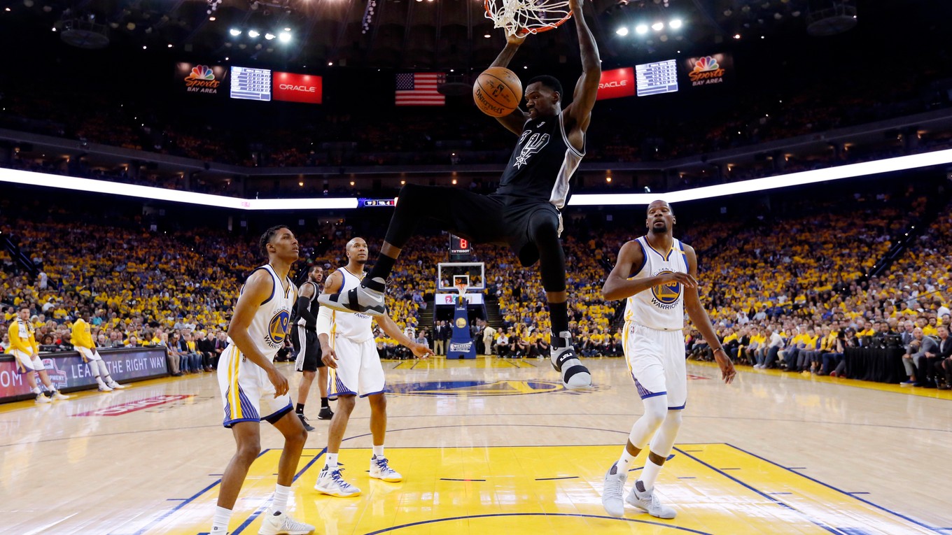 Dewayne Dedmon zo San Antonia zakončuje, celkovo však boli lepší hráči Golden State.