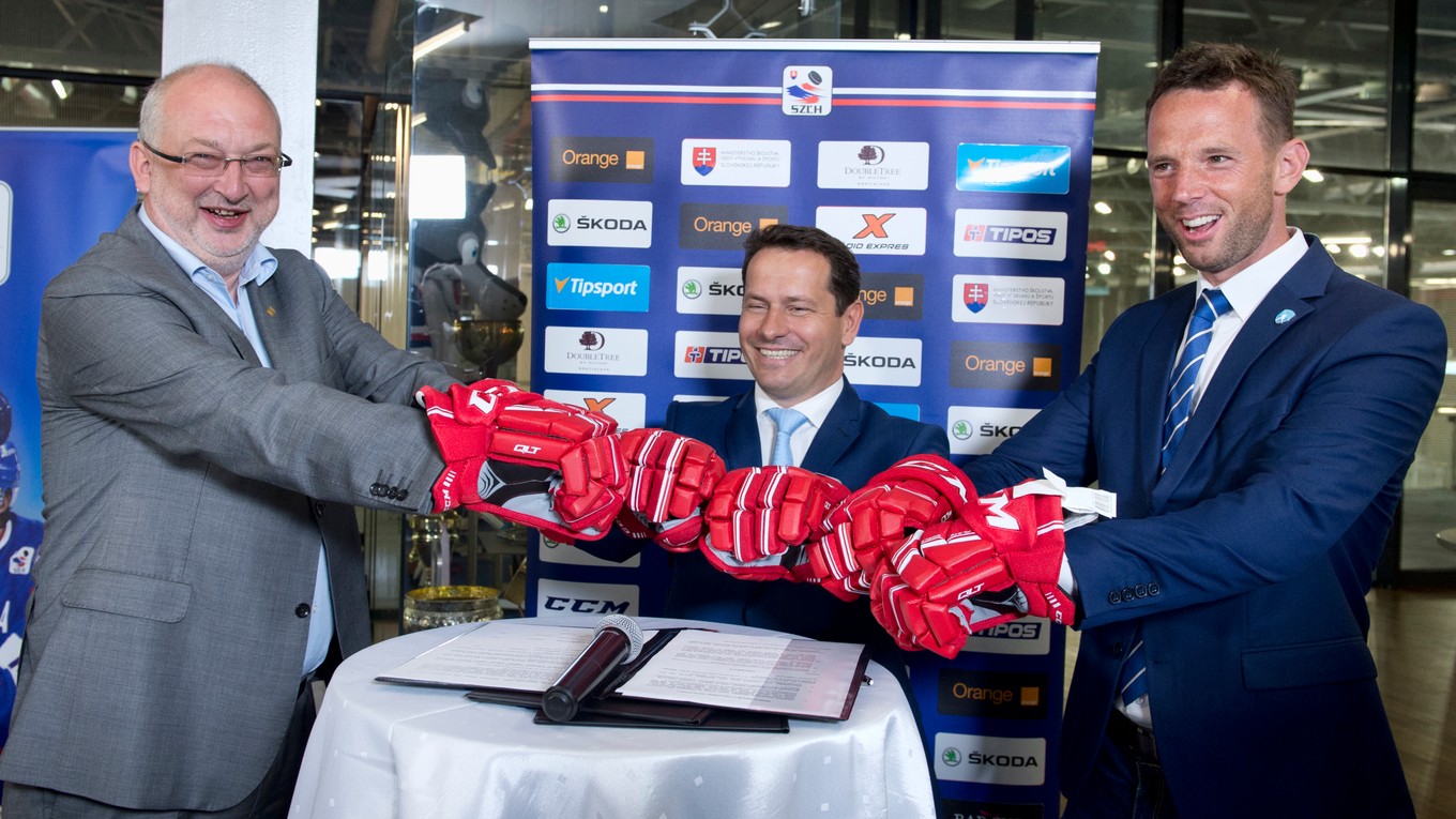 Na snímke zľava generálny riaditeľ Kaufland Slovenská republika Paul Paulis, prezident Slovenského zväzu ľadového hokeja (SZĽH) Martin Kohút a výkonný riaditeľ spoločnosti Pro-hokej Richar Lintner.