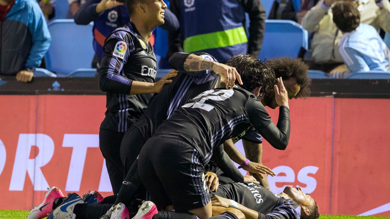 Futbalisti Realu Madrid sa tešia po góle Cristiana Ronalda (na zemi).