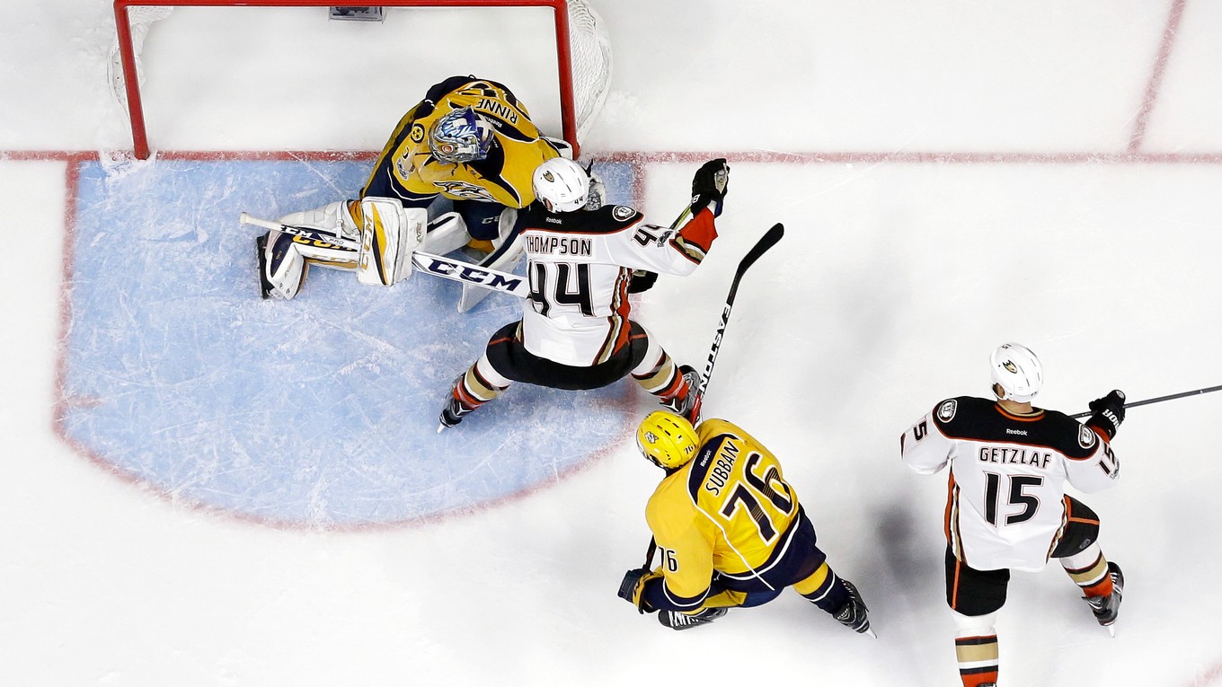 Hokejisti Anaheimu Ducks strieľajú v noci zo štvrtka na piatok víťazný gól v predĺžení do siete Nashvillu Predators.