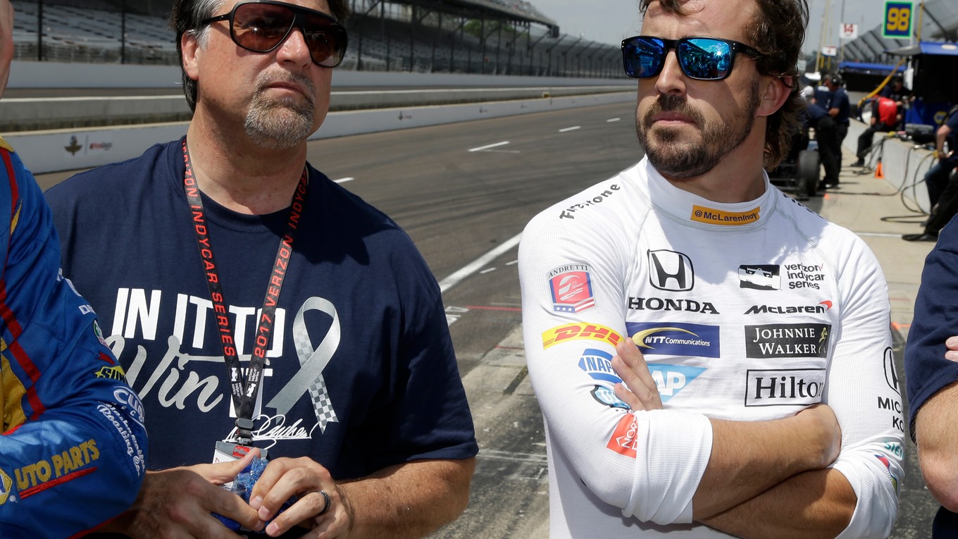 Fernando Alonso (vpravo) a Michael Andretti, majiteľ auta, v ktorom bude jazdiť.