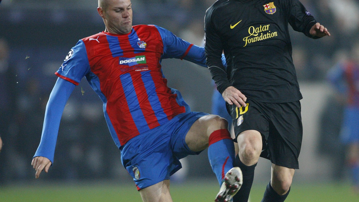 Futbalista Viktorie Plzeň David Bystroň a hráč FC Barcelony Lionel Messi bojujú o loptu   počas zápasu H-skupiny Ligy majstrov  1. novembra 2011 v Prahe.